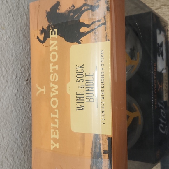 Yellowstone Wine Glass Socks Gift Set Rip Wheeler Beth Dutton - Picture 4 of 5